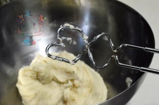 和面钩的材质不错，全部加入混合好后不会粘连太多材料。避免浪费~