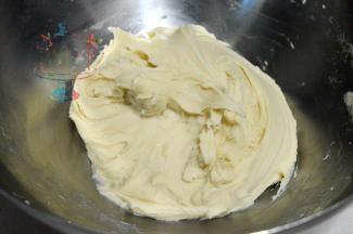 最后混合搅拌均匀的和果子皮材料。保鲜膜贴面放置室温后转冷藏。大概冷藏2小时后再用。加入了糯米，还没有凉透的时候有些黏，会不好进行后面的操作。