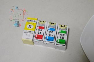 和果子的调色要用色粉，我用的是和果子专用色粉。不能用液体色素调色，会使皮变得更黏的。也可以用果蔬粉来代替，这样还会有独特的风味