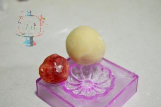 皮28g 馅儿 10g ，这个量仅限阳晨和果子模具。馅料的话，经过我家吃货亲测，他最喜欢的是红豆和抹茶。馅料部分我们可以自己用【步骤6】的芸豆泥加抹茶粉或者其他果蔬粉制作。