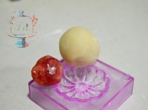 皮28g 馅儿 10g ，这个量仅限阳晨和果子模具。馅料的话，经过我家吃货亲测，他最喜欢的是红豆和抹茶。馅料部分我们可以自己用【步骤6】的芸豆泥加抹茶粉或者其他果蔬粉制作。