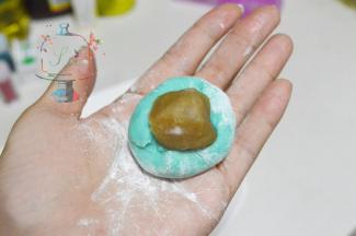 手上要多撒一些手粉，防止粘手。