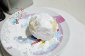 包好后的和果子多滚一些手粉。本身和果子皮就需要一定黏性，手粉撒少了会黏模具导致无法脱模。