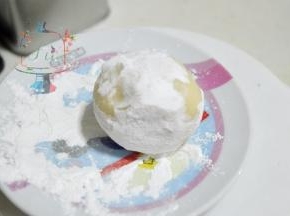 包好后的和果子多滚一些手粉。本身和果子皮就需要一定黏性，手粉撒少了会黏模具导致无法脱模。