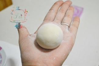 滚好手粉后两手交替，去掉多余的手粉。手粉附着太多，最后成品表面容易干燥有裂纹，就不好看了。