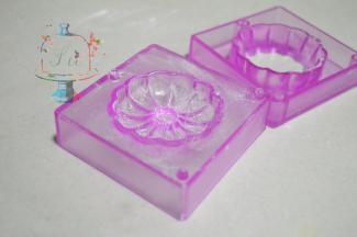 模具内撒好手粉，均匀后，倒过来轻磕掉多余的手粉。