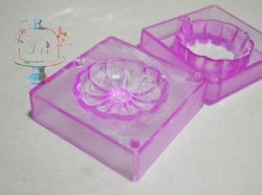 模具内撒好手粉，均匀后，倒过来轻磕掉多余的手粉。