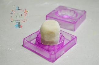 将【步骤17】搓成圆柱条形，放入模具，模具边缘部分液一定要撒手粉