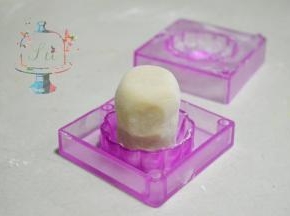 将【步骤17】搓成圆柱条形，放入模具，模具边缘部分液一定要撒手粉