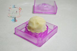 轻按，使分布充实在模具底部。然后将按出去的部分，手上撒手粉重新向中心收拢，边缘撒手粉。