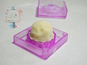 轻按，使分布充实在模具底部。然后将按出去的部分，手上撒手粉重新向中心收拢，边缘撒手粉。