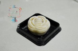 脱模的时候不要拿的太高，离桌面5cm左右。轻磕模具，就可以轻松脱模了。脱模后可以用小号抹刀转移到容器中。表面可能还会有些浮粉，要怎么处理呢，往下看，教给你