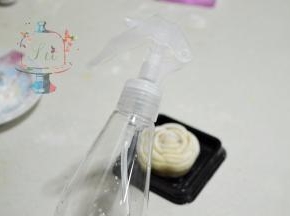 准备一个喷壶，喷雾要细。距离和果子大约20cm的水平位置，喷1-2下，让喷出的水雾自然下落在和果子表面。