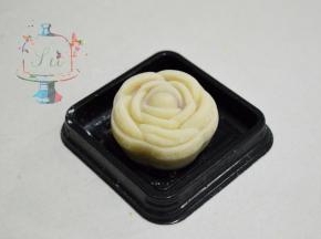 喷过水雾之后，表面就没有那么明显的浮粉了。不能喷多，一定要是喷雾，不然花纹就会糊掉。