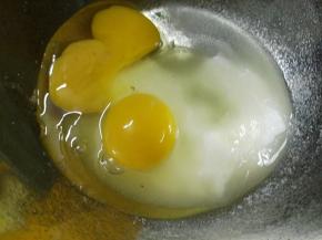 鸡蛋加入砂糖