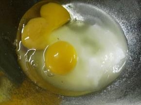 鸡蛋加入砂糖