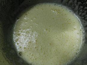 用打蛋器快速搅打2-3分钟