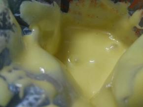 用刮刀搅拌均匀后把面糊装入裱花袋