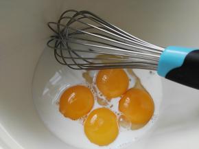 一个全蛋加上三个蛋黄用手抽搅匀，加入牛奶、搅匀
