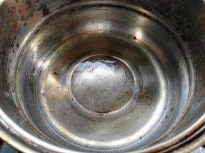 色拉油用小火煮至微微有纹路状态。