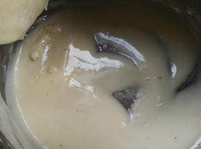 油里加入过筛的低筋面粉拌匀