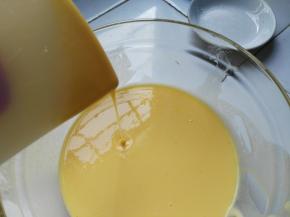 将油面糊倒入蛋黄液中搅匀，搅好的蛋黄糊是可以流动的