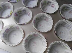 学厨十二连马芬模里放好纸托