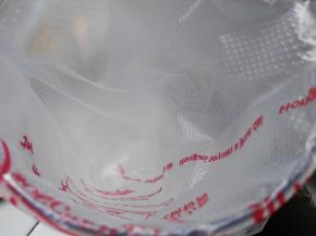 裱花袋套在一个高杯子上，此时烤箱预热150度15分钟