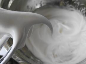 将盐加入蛋白中，细砂糖分3次加入蛋白中打发至湿性发泡。