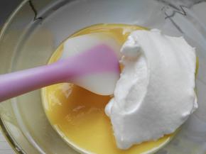 三分之一的蛋白霜加入蛋黄糊切拌、翻拌均匀