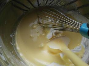 倒回剩余的三分之二的蛋白霜切拌、翻拌均匀