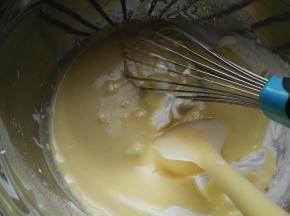 倒回剩余的三分之二的蛋白霜切拌、翻拌均匀