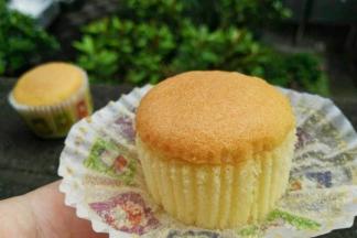 撕掉纸托，看看组织，细腻吧，哈哈哈，相当绵软，灰常好吃哦。。。。。。