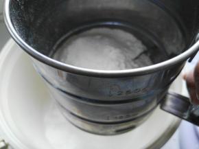 低筋粉过筛待用