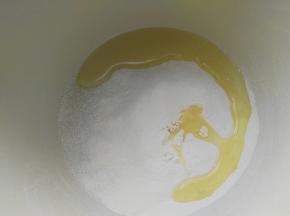 在低筋粉中加入玉米油