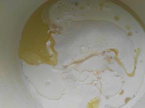 加入牛奶，用手动打蛋器将其搅匀