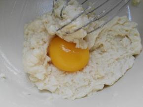 加入蛋黄（一个一个加），每加一个将其搅匀，再加第二个