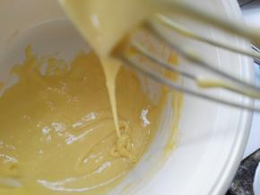 蛋黄糊搅匀的状态，有光泽，像丝绸