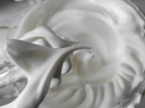 在蛋清里加几滴柠檬汁或者白醋，分3次加进白砂糖，用电动打蛋器打发至中性偏干。（提起打蛋头看出上面的蛋白糊呈稍微弯钩状，或者小三角形）；