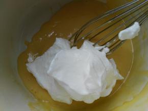 取1/3蛋白糊加入到蛋黄糊，拌匀