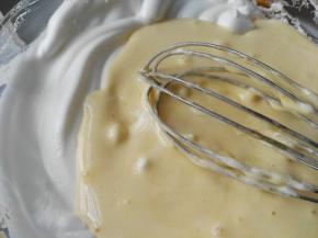 再倒回蛋白盆，切拌均匀（不要画圈搅拌，以免消泡）；