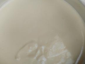 烤箱预热170度；面糊倒入模具，轻轻抹平。在桌上轻轻震两下，震破气泡