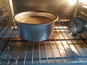 入烤箱下层（看清是下层），上下管150度共烤40分钟（我家烤箱温度偏低，感觉烤45分钟上色会更好）。