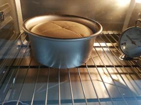 在烤10分钟左右时，蛋糕拿出来，用锋利小刀在表面划出十字，再入烤箱继续烤；也可以不划十字，自然裂纹。