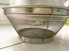 烤完立即出炉，将蛋糕连模具先从10cm高落下，震一下模子，把里面的热气震出来，然后迅速倒扣冷却