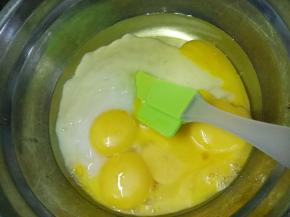 酒酿中加入柠檬汁倒入料理机打成细腻的糊状，（如你选用的是超市买的酒酿需滤去一些酒酿汁，让它变的略浓稠些)；打蛋盆倒入酒酿糊和玉米油，加入5个蛋黄