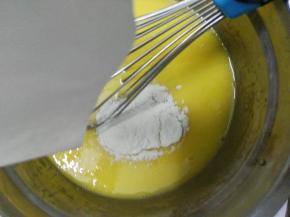 筛入低筋面粉。用手动蛋抽“Z”“N”不规则搅拌至无颗粒。