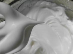 将烤箱预热上下管130度。蛋白用低速打至粗泡加三分之一糖。这时改为高速蛋白打到微尖加第二次糖。第三次同时加入细砂糖和玉米淀粉。打到9成发不用打到过于干性