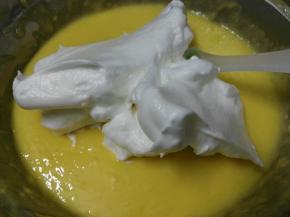 三分之一蛋白霜加入蛋黄糊中搅拌均匀，不能画圈