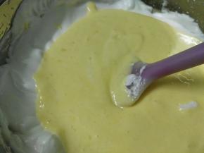 拌匀的蛋黄糊倒回剩余的三分之二的蛋白霜中，用切拌、翻拌手法将其拌匀，切忌画圈